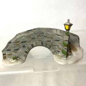DEPT 56 HERITAGE VILLAGE COLLECTION STONE BRIDGE #6546-3 (broken lamp to repair)
